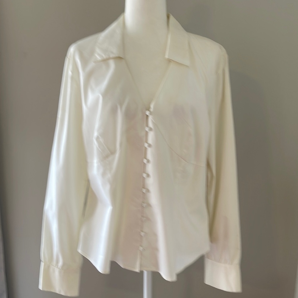 White blouse shirt XL cotton poly blend button front button cuffs V-neck NWT